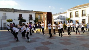 Diputación condena la violencia de género con flashmobs en cinco municipios de la provincia entre los que está Chipiona.