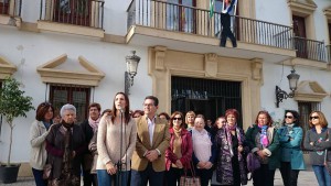 La Delegación de Igualdad coloca el crespón negro conmemorativo del Día Internacional contra la violencia hacia las mujeres