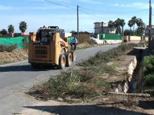 Chipiona pone a punto arroyos, cauces y caminos con el refuerzo de efectivos del Plan de Empleo Joven