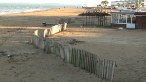 Chipiona instala tres kilómetros de retenedores en las playas para minimizar la pérdida de arena por los temporales