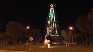 El Ayuntamiento lanza un mensaje de sostenibilidad ambiental con el árbol de navidad de la rotonda del Camaleón