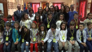 19 Alumnos de cuarto de primaria abordan de los derechos de los niños en un pleno infantil para conmemorar el día de la Constitución