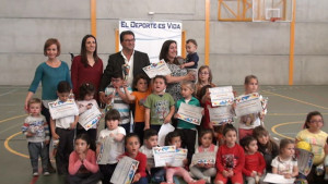 Antonio Peña y Estefanía Jurado clausuraron ayer la escuela de psicomotricidad en la que han participado casi 100 niños