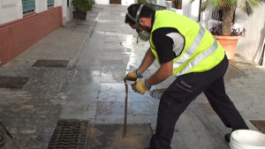 El Ayuntamiento realiza la campaña de desinsectación y desratización previa al verano