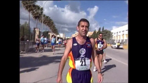 El atleta local Paco Guisado hace historia terminando su medio maratón número cien