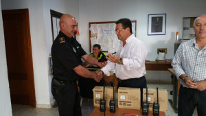 Antonio Peña entrega a la Policía Local cinco equipos portátiles de intercomunicación y uno más para coche patrulla
