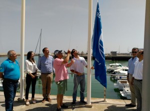 La Bandera Azul de los Mares Limpios de Europa también ondea ya en Puerto Chipiona