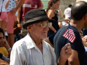 La suerte para un maestro y periodista de vivir el momento histórico del restablecimiento de relaciones entre EEUU y Cuba con la apertura de embajadas.-