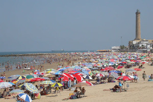 El retraso de las contrataciones por parte de Caepionis para el refuerzo en playas ha demostrado la falta de previsión del PP, suponiendo muchas molestias y pérdidas de jornadas de trabajo para los inscritos en las bolsas de empleo.