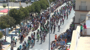 Chipiona salió ayer a la calle masivamente para vivir el paso de la Vuelta a España veinticinco años después