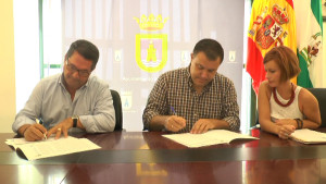 El Ayuntamiento de Chipiona firma un convenio con Afanas para ayudar al mantenimiento de su piscina terapéutica