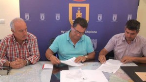 ACITUR formaliza un convenio con el Ayuntamiento por el que recibirá 800 euros para la promocionar el comercio agroalimentario local.