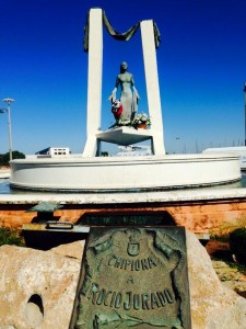 Ayuntamiento y RJ La Más Grande, han depositado hoy flores en el monumento de Rocío Jurado para conmemorar el nacimiento de la artista.