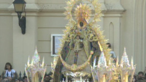 La procesión de la Virgen de Regla volvió a llenar de esplendor las calles de Chipiona