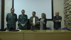 La Guardia Civil entrega un cheque solidario a la Asociación AFA Chipiona a través de la recogida de tapones de plástico