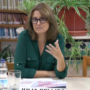 La escritora Julia Bellido participó ayer en un encuentro literario que se celebró en el Biblioteca de Chipiona