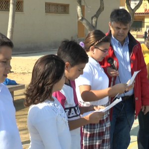 Alumnos del Colegio Príncipe Felipe conmemoran el Día de las Víctimas de Accidentes de Tráfico con un manifiesto y suelta de palomas