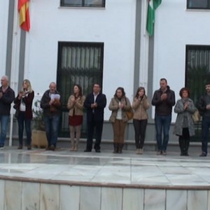 Chipiona muestra su rechazo al atentado a la Embajada Española en Kabul con un minuto de silencio y banderas a media asta