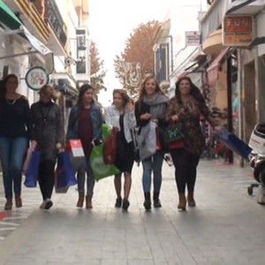 Fiestas y las Damas del Carnaval de Chipiona vuelven a promover las compras navideñas en los comercios locales