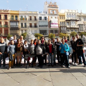 Alumnos del Centro de Educación de Adultos Miguel Espinosa Pau de Chipiona disfrutan de un viaje cultural a la ciudad de Sevilla