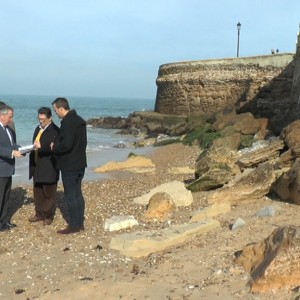 El Subdelegado del Gobierno anuncia la actuación urgente de Costas en la muralla del paseo próxima al faro de Chipiona