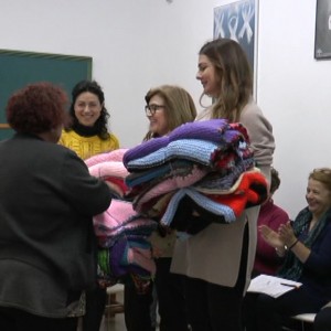 Alzheimer agradece al Consejo de la Mujer la entrega de mantas hechas con la gran bufanda del Día de la Mujer