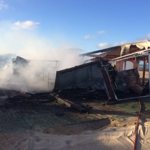 Bomberos del parque de Sanlúcar sofocan un incendio en el chiringuito El Camaleón 1