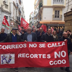 IU se solidariza con los trabajadores de Correos asistiendo a la manifestación en Cádiz contra los paulatinos recortes del Gobierno