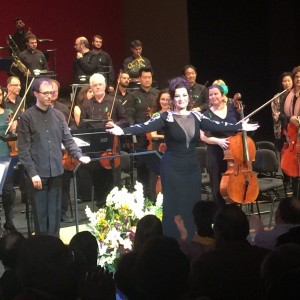 ERIKA LEIVA PONE EN PIE EL TEATRO MAESTRANZA EN EL CONCIERTO DE FERIA