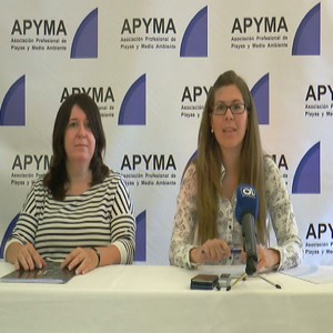 APYMA presenta un informe que alerta sobre los problemas que generan los colillas en playas y espacios naturales