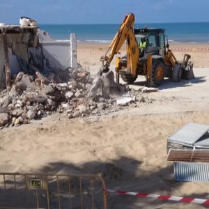 Costas concluye el derribo del chiringuito El Sardinero a falta de la losa de hormigón