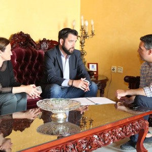 Fran González muestra al alcalde de Rota el proyecto para conmemorar el tercer centenario de la llegada de la Casa de Contratación a Cádiz