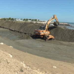 Puertos de Andalucía, Costas y Ayuntamiento constatan la buena calidad de la arena del dragado que regenera la playa de Micaela