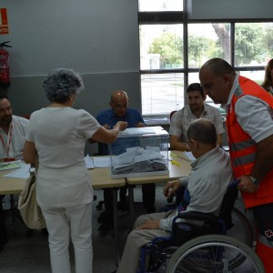Cruz Roja Española acompaña a votar a personas con problemas de movilidad en las próximas elecciones