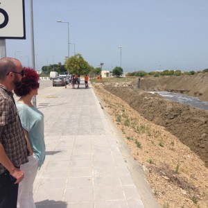 El grupo municipal de Izquierda Unida  comprueba la marcha del dragado del puerto y la aportación de arena a la playa de Micaela.