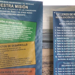 Una exposición de Madre Coraje muestra en el centro El camaleón la importancia del reciclaje para su labor solidaria