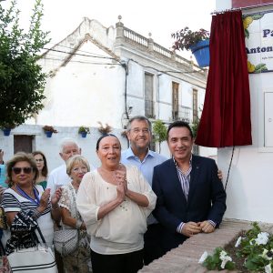 EL PINTOR MALAGUEÑO ANTONIO MONTIEL ES RECONOCIDO EN ESTEPONA CON UN PASAJE QUE LLEVA SU NOMBRE Y PINTA EL CARTEL DEL 40 ANIVERSARIO DE LOS AMIGOS DE LA ESPIGA DE MALAGA, HOMENAJEANDO A LA DESAPARECIDA AMPARO MUÑOZ.