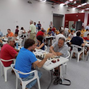 Medio centenar de ajedrecistas iniciaron ayer la competición en el histórico Open Chipiona de ajedrez