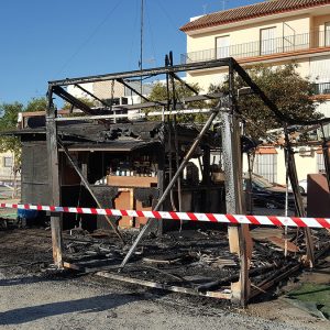 Un incendio ha destruido en la madrugada de hoy gran parte del quiosco bar del parque Poeta Miguel Hernández