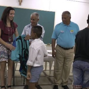 El Ayuntamiento de Chipiona entrega un botiquín para la familia de cada niño saharaui en el acto de despedida