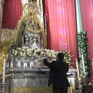 53 asociaciones y colectivos participan en una ofrenda floral a la Virgen de Regla que acabó con sones de tuna