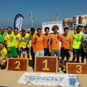 El acuatlón por equipos en la playa de Regla se consolida en su segunda edición alcanzando los 104 participantes
