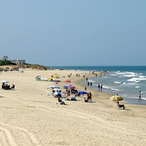 La privatización del servicio de limpieza de módulos de playas cierra un mes antes de la finalización de la temporada.