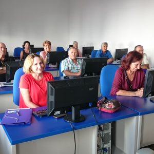 Elvira Jiménez clausura el cuarto curso de acceso a las nuevas tecnologías para mayores de 50 años