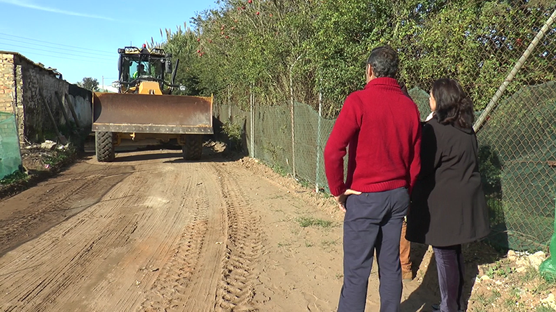 Alicia Valdés visita las obras de mejora en caminos de la localidad