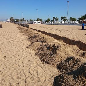 Comienza en la Cruz del Mar la instalación de retenedores de arena en las playas de Chipiona