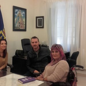 Isabel Jurado ofrece a la presidenta de Chiadi apoyo para atender las necesidades de la asociación de personas con discapacidad
