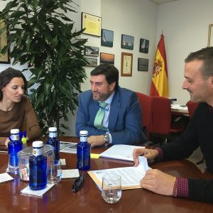 Isabel Jurado muestra a Demarcación de Costas su preocupación por el estado de las balaustras del Paseo Costa de la Luz