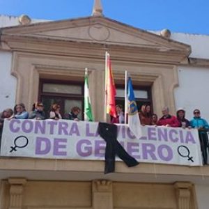 Un crespón negro recuerda a las mujeres fallecidas con motivo de la conmemoración del 25 de noviembre Radio-Televisión Municipal de Chipiona, 22 de noviembre de 2016.