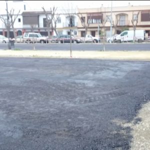 El parque Poeta Miguel Hernández se prepara para la ubicacion del mercadillo de los lunes